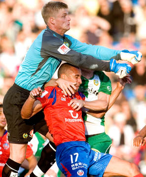 Erland Hellström (målvakt) Hammarby, boxar bort en boll