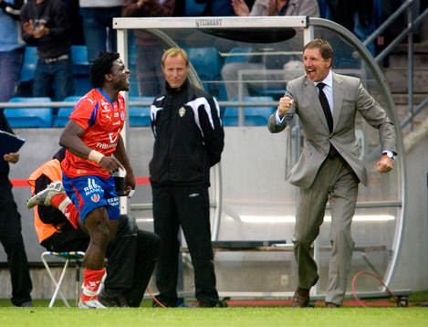 Razak  Omotoyossi har gjort 2-0 till Helsingborg. Jubel med