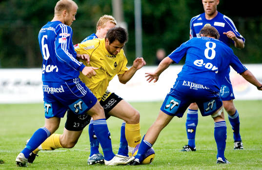 Vedad Aganovic, Bunkeflo omringad av Sundsvalls spelare