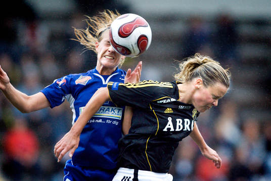 Jenny Hallstenson, QBIK och Laura Kalmari, AIK i nickduell