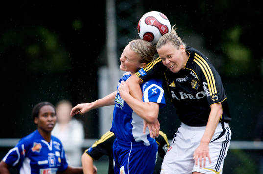 Jenny Hallstenson, QBIK och Laura Kalmari, AIK i nickduell