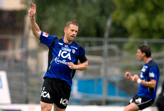 Tommy Jönsson, Halmstad, gjorde 0-2 på straff