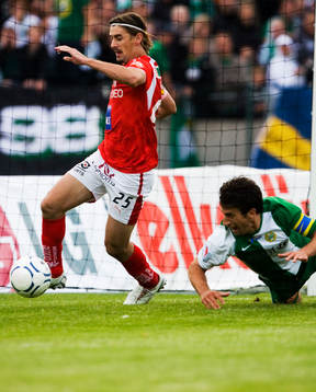 César Sántin, Kalmar följer 1-0 bollen ända in i mål,