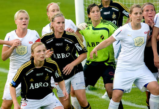 Stökigt framför AIK:s mål på hörna
