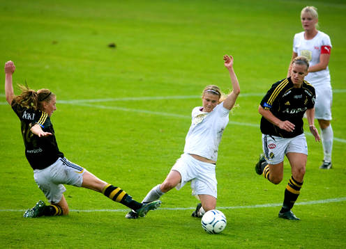 Ingrid Bohlin och Camilla Ulander Nilsson, AIK försöker