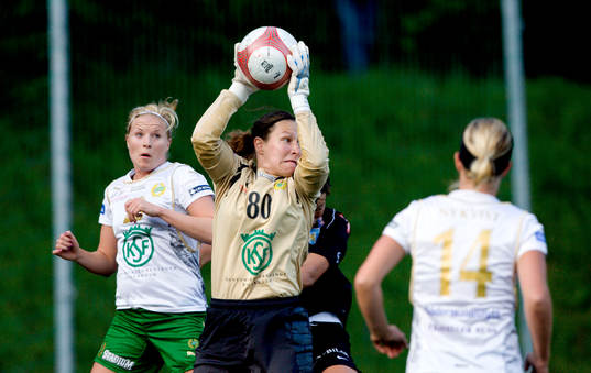 Hammarbys nya målvakt Katarina Wicksell slänger sig ut