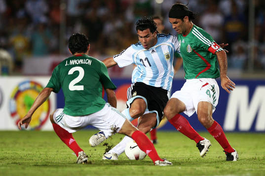 Carlos Tevez, Argentina dribblar av Rafael Marquez, Mexico