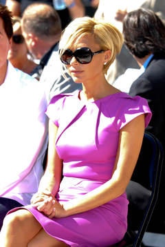 Victoria Beckham är med maken David Beckham när han