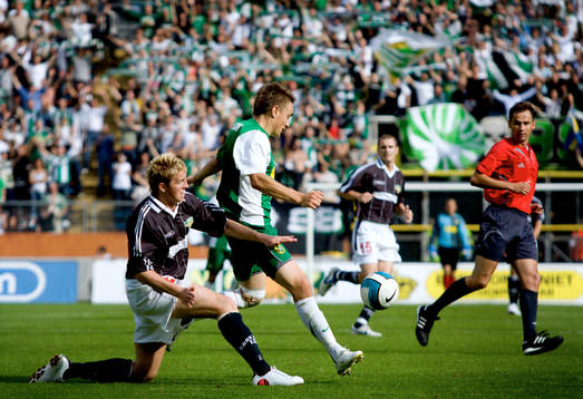 Petter Andersson, Hammarby, hoppar förbi Sean Kelly, Cork