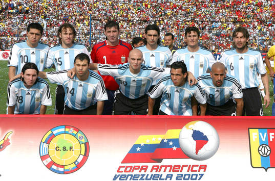 Bakre raden fr.v. Riquelme, Gabriel Milito, Roberto