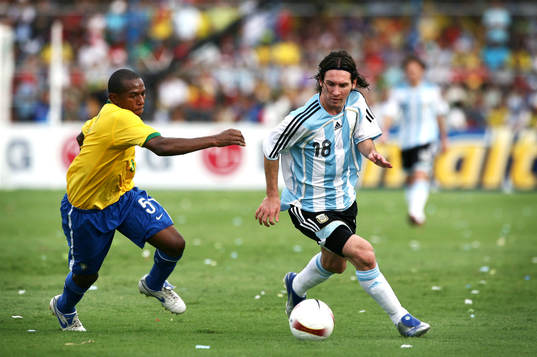 Mineiro, Brasilien jagar Lionel Messi, Argentina