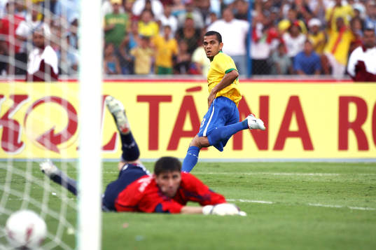 Daniel Alves, Brasilien och Roberto Abbondanzieri,