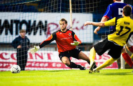 James Keene i perfekt läge mot Alan Mannus, målvakt