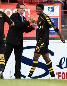 Rikard Norlin, tränare, och Khari Stephenson, AIK. Glädje