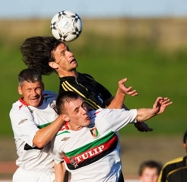 Ivan Obolo, AIK och Gary Smyth, Glentoran. Nick