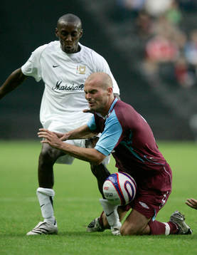 Fredrik Ljungberg, West Ham U, tacklas av Lloyd Dyer, MK