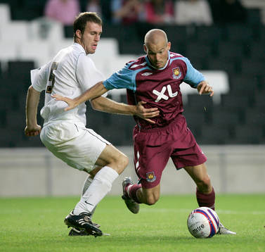 Fredrik Ljungberg, West Ham U, tar sig förbi Kieran