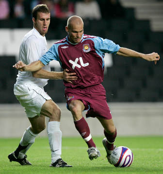 Fredrik Ljungberg, West Ham U, tar sig förbi Kieran