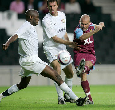 Fredrik Ljungberg, West Ham U, skjuter förbi Lloyd Dyer