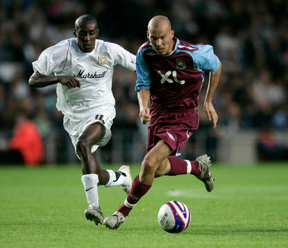 Fredrik Ljungberg, West Ham U, jagas av Lloyd Dyer, MK Dons