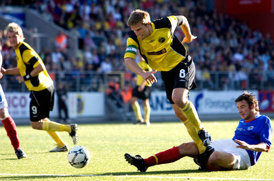 Anders Svensson, Elfsborg, undviker en glidtackling