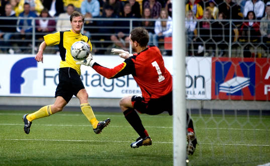 Daniel Mobaeck, Elfsborg, lägger bollen i stolpen