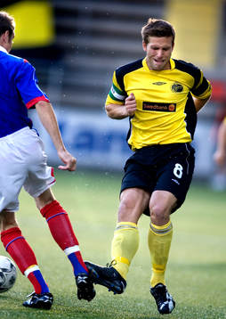 Anders Svensson, Elfsborg, stämplar en spelare i Linfield,