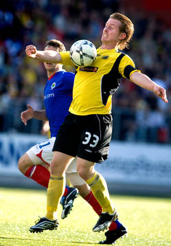 Fredrik Berglund, Elfsborg, tar ner bollen på bröstet,