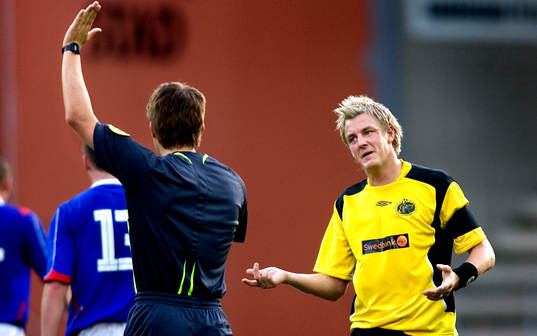 Mathias Svensson, Elfsborg, protesterar mot ett domslut