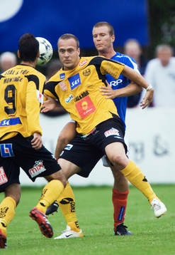 Per Karlsson har fullt upp med Marcelo Sarvas och Marcus