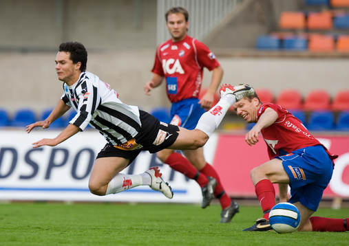 Fredrik Gustafson får en Sylvia-spelare på fall