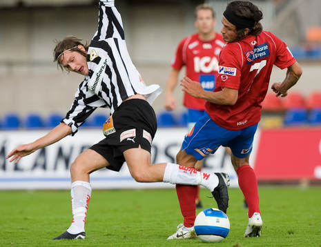 Pavel Zavadil och en Sylvia-spelare fightas