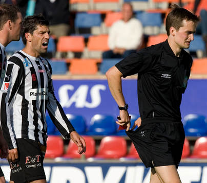 Mikael Cupan. Missnöjd. Ken Hannsen, domare