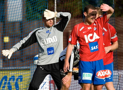 Skarp sol för Östers spelare. Robert Veselovsky,
