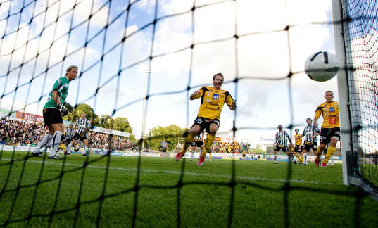 Johan Persson, Mjällby, gör mål bakom Sebastian Karlsson