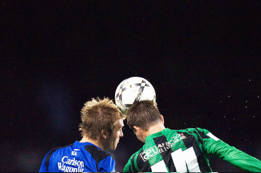 Två IFK Hässleholm -spelare nickduellerar, Jesper