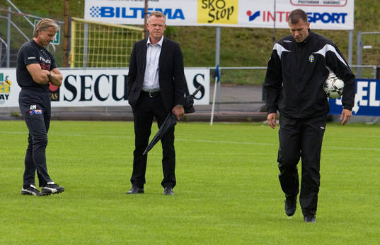 Roland Nilsson och Janne Andersson, tränare, inspekterar