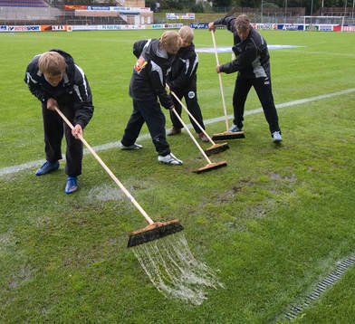Regn, vatten, vattensjuk plan, sopa, kvast