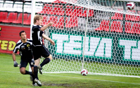 Fredrik Berglund går upp på ett inlägg