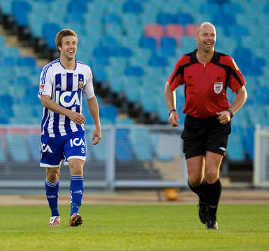 Mattias Bjärsmyr och domare Martin Hansson