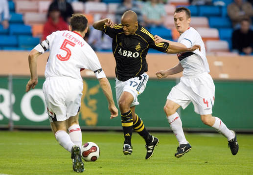 Jimmy Tamandi, AIK, och Jason Hill, Glentoran