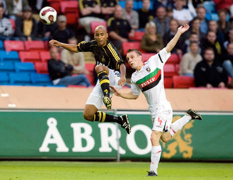 Jimmy Tamandi, AIK, och Jason Hill, Glentoran