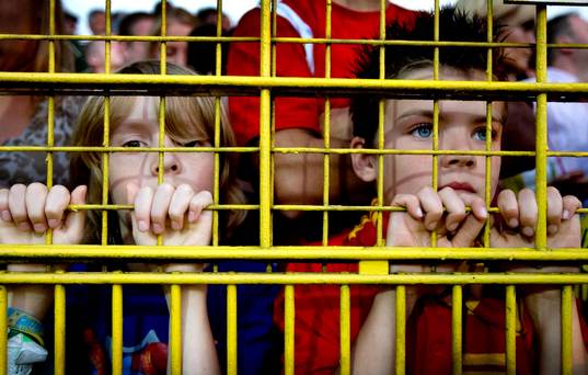 Unga supporters på ligapremiären i Belgien