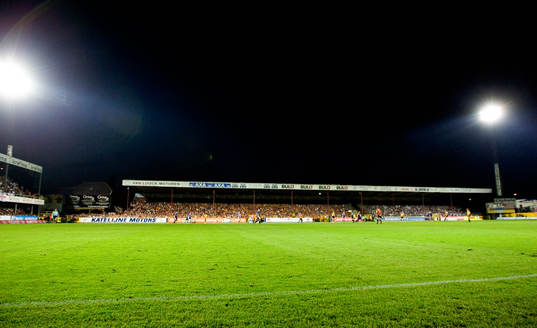 Veolia stadion, arena, kväll, strålkastare, gräsplan