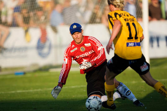 1-3 Fredrik Sundfors, målvakt, Sundsvall utmanas av Adam