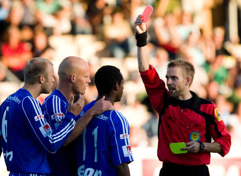 Rött kort till Kalle Ljungberg av domare Johan Hamlin