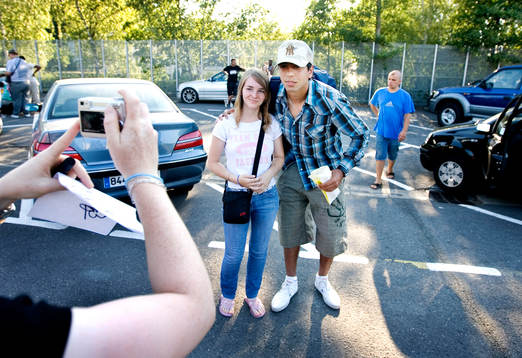 Emra Tahirovic, Lille, blir fotograferad med supporters