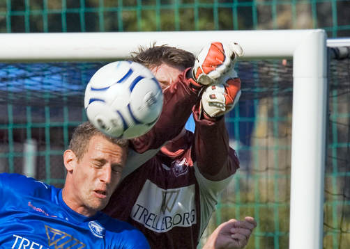 Christian Fegler boxar bort en hörna