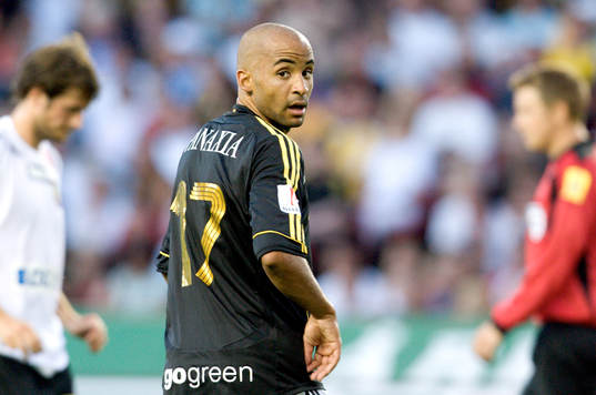Jimmy Tamandi, AIK, ser sig över axeln