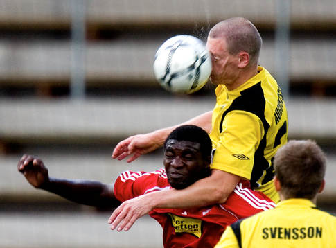 Andreas Augustsson nickduellerar med Kouemaha Dorge Rostand